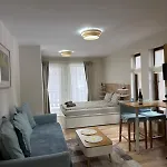Line Apartment *